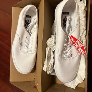 NEW MENS size 11.5 VANS TRUE WIDE WHITE SNEAKER NEVER WORN